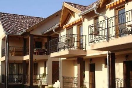 Mediterran Apartman Es Vendeghaz Hajdúszoboszló Kültér fotó