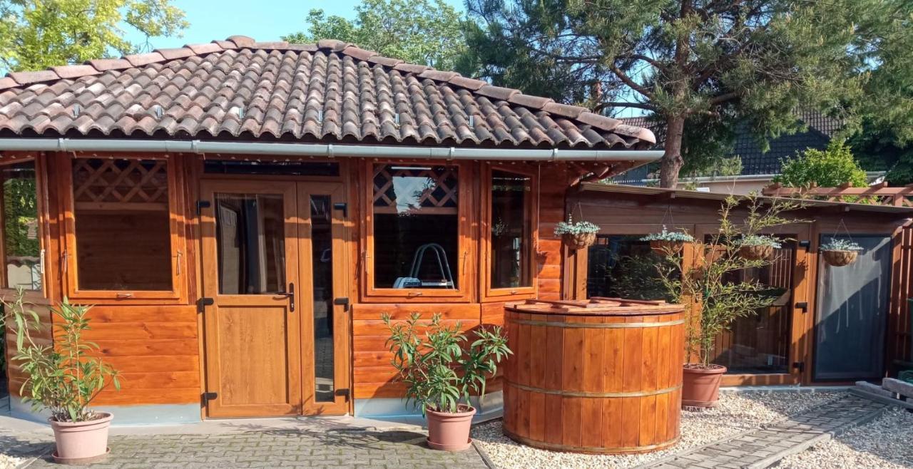 Mediterran Apartman Es Vendeghaz Hajdúszoboszló Kültér fotó